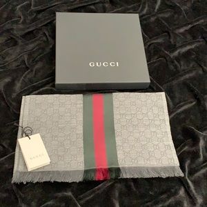 NWT Authentic Gucci scarf with green and red stripe 35 x 180 cm
